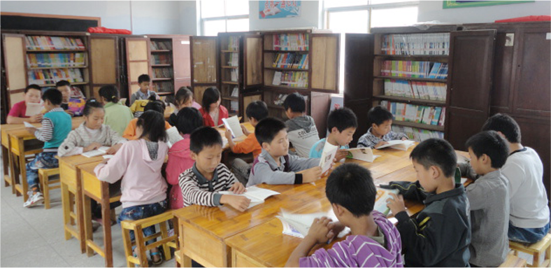 孩子們在愛心讀書室看書