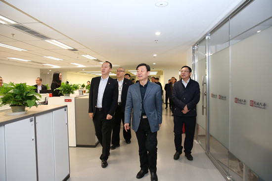  集團領(lǐng)導首先參觀新職場環(huán)境，并對正在加班的員工進行了慰問。