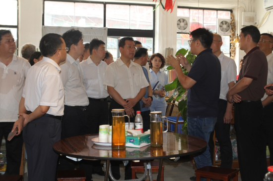 王少峰區(qū)長一行到白塔寺街區(qū)整理項(xiàng)目調(diào)研
