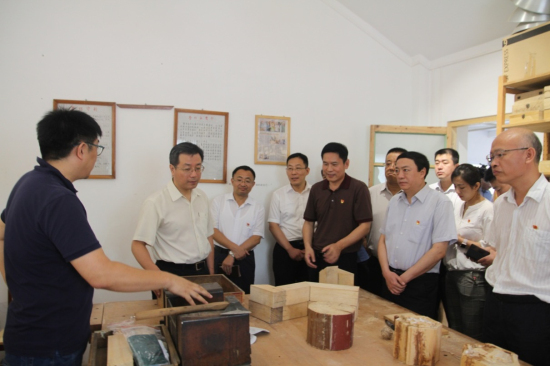 王少峰區(qū)長一行到白塔寺街區(qū)整理項(xiàng)目調(diào)研