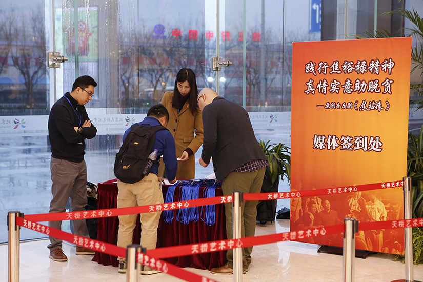 媒體簽到、證件派發(fā)，接待工作有序進(jìn)行