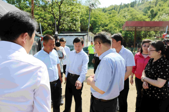  牛明奇董事長向盧映川書記匯報金融街集團扶貧工作落實情況